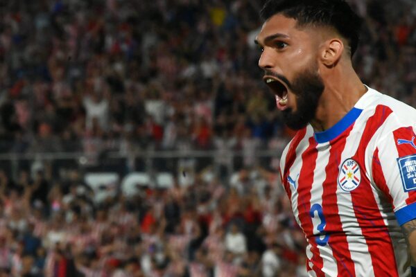 Omar Alderete, quien marcó el segundo gol para la victoria de Paraguay ante Argentina - trece