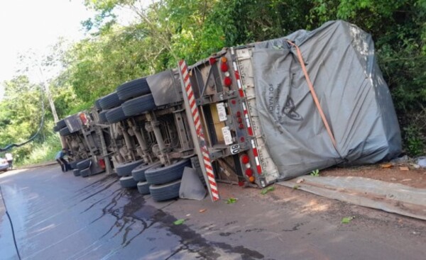 Camionero volcó debido a un desperfecto mecánico