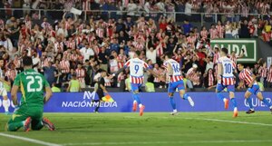 Versus / El "Dibu" Martínez se quejó del campo de juego tras perder contra Paraguay