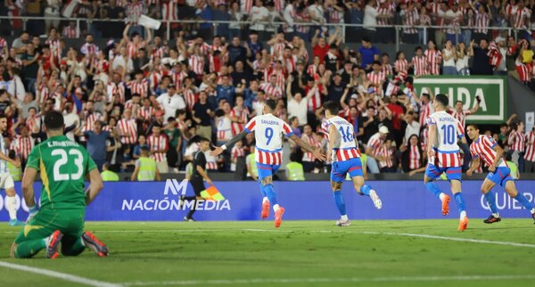 Versus / El "Dibu" Martínez se quejó del campo de juego tras perder contra Paraguay