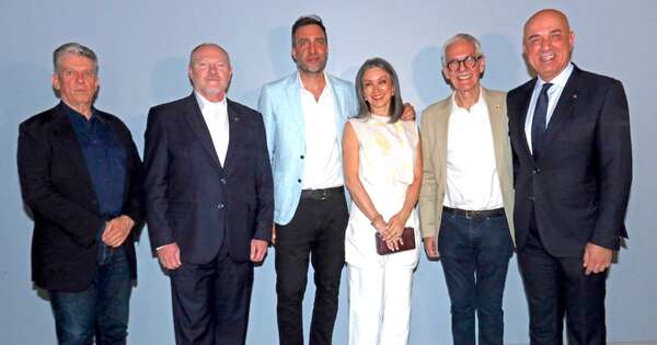 La Nación / Cálida despedida al embajador británico Ramin Navai y esposa