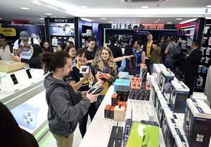 Multitud de clientes invade Nissei, en CDE - Empresariales - ABC Color