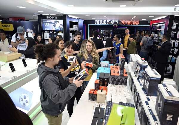 Multitud de clientes invade Nissei, en CDE - Empresariales - ABC Color
