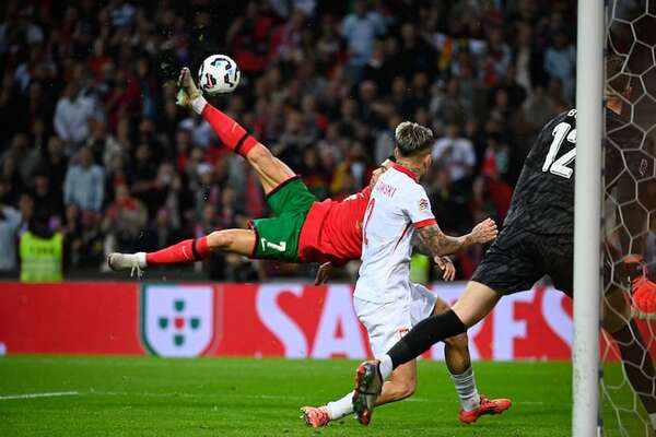 Cristiano suma récords, llega a 910 goles y avanza en Liga de Naciones - Fútbol Internacional - ABC Color