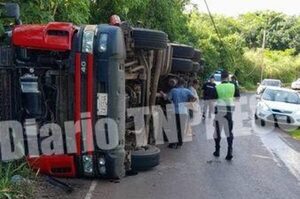 Tracto camión cargado con tabaco volcó sobre la Av. Perú – Diario TNPRESS