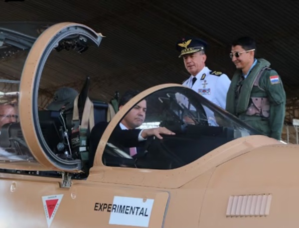 Santi Peña aprueba millonario préstamo para aviones militares