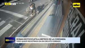 Video: Roban motocicleta a metros de la comisaría  - ABC Noticias - ABC Color