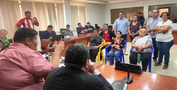 Concejal Baeza maltrató a vecinos en la Junta Municipal •