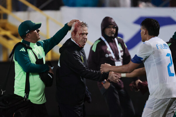 Versus / Aficionados hieren al técnico de México en partido que perdió ante Honduras