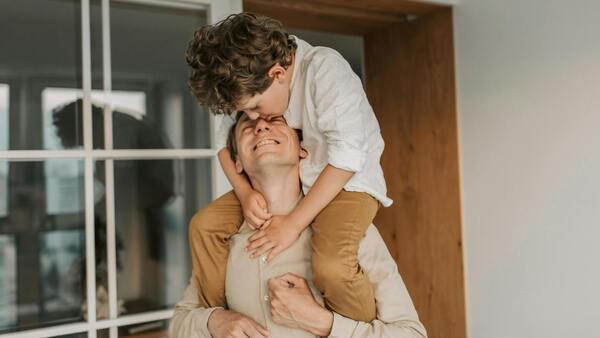 Vínculo entre niño y padrastro: "Si se logra, el cariño puede tornarse inmenso"