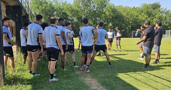 Los jugadores de Tacuary entrenaron con la camiseta al revés por las deudas salariales - Tacuary - ABC Color