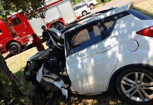 Joven muere tras chocar su camioneta contra un árbol - ABC en el Este - ABC Color