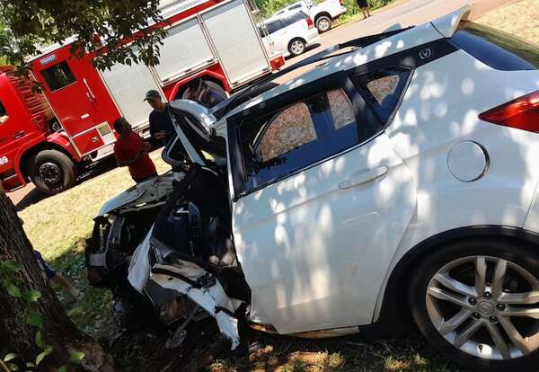 Joven muere tras chocar su camioneta contra un árbol - ABC en el Este - ABC Color
