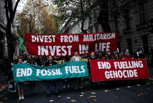 Marcha por la Justicia Climática: Miles de personas llenan las calles de Londres pidiendo el fin de los combustibles fósiles y del genocidio en Gaza - Mundo - ABC Color