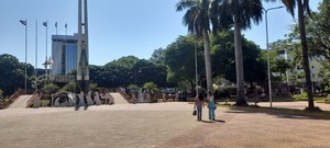 Plaza de Armas de Encarnación empieza a lucir adornos navideños