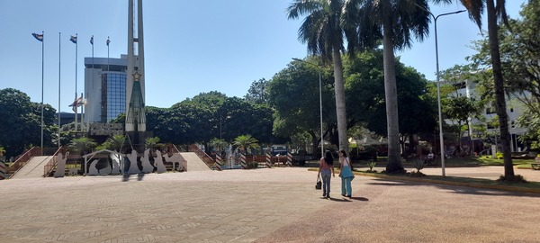 Plaza de Armas de Encarnación empieza a lucir adornos navideños