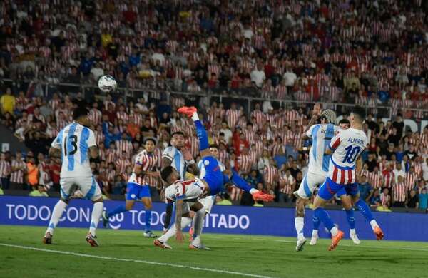 Video: mirá cómo el gol de chilena de Sanabria es tatuado en la piel de un fanático - Nacionales - ABC Color