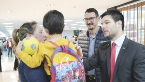 Una abuela logró que su nieto sea traído de España para vivir con ella