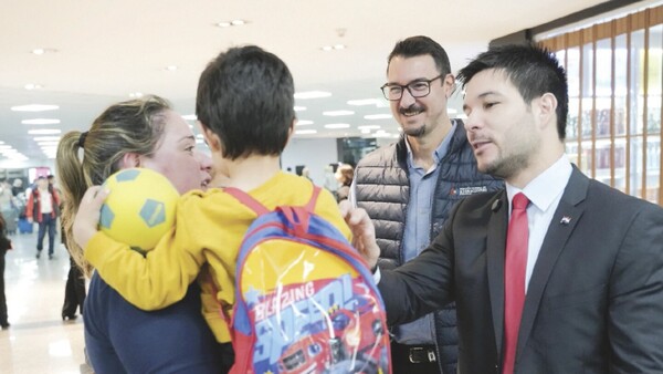 Una abuela logró que su nieto sea traído de España para vivir con ella