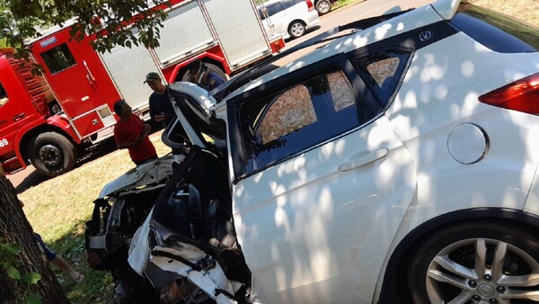 Conductor muere tras embestir su auto contra un árbol en Hernandarias