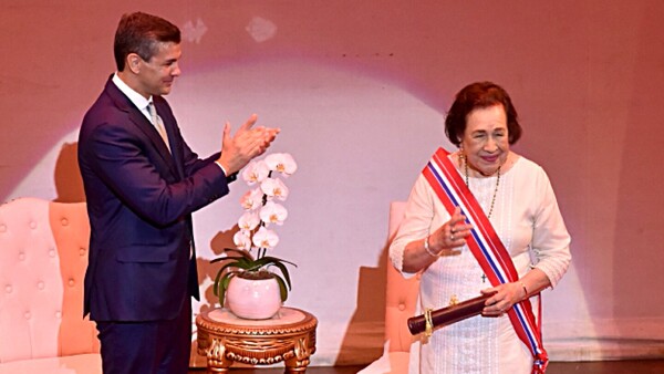 Condecoración a Gilda Ruiz