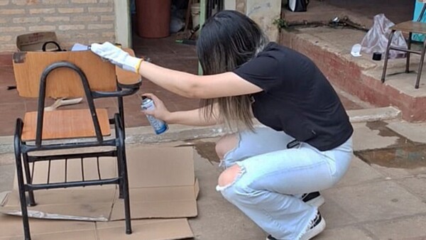Joven rescata y repara pupitres del cementerio de los muebles