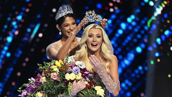 ¡Una Barbie! La danesa Victoria Kjaer es la Miss Universo 2024