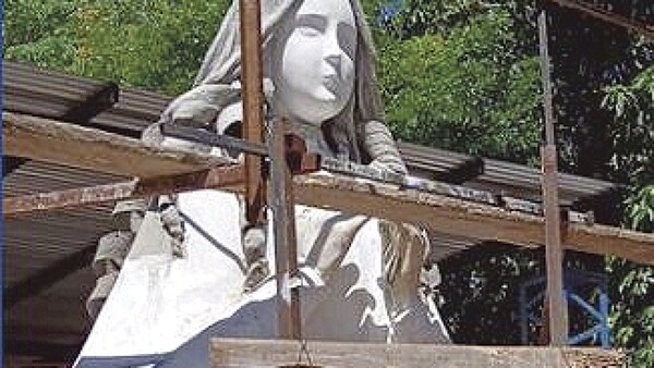 Artista que hizo la imagen de la Virgencita espera un milagro: que la muni le pague