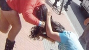 Pegó a una adolescente de 14 años al pillar que su marido le escribía