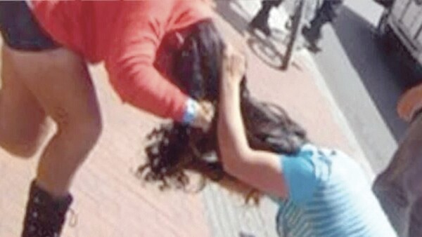 Pegó a una adolescente de 14 años al pillar que su marido le escribía