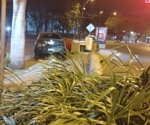 Abandonan vehículo tras accidente