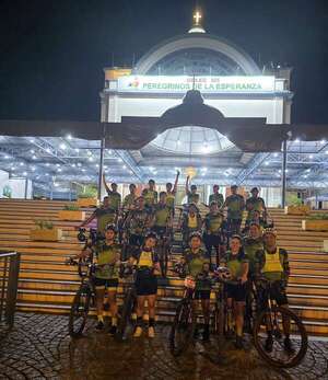 Ciclistas sanjuaninos pedalean hasta Caacupé para llegar junto a la Virgen y cumplir promesa - Nacionales - ABC Color