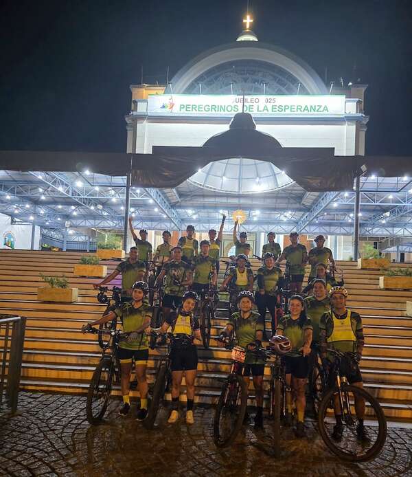 Ciclistas sanjuaninos pedalean hasta Caacupé para llegar junto a la Virgen y cumplir promesa - Nacionales - ABC Color