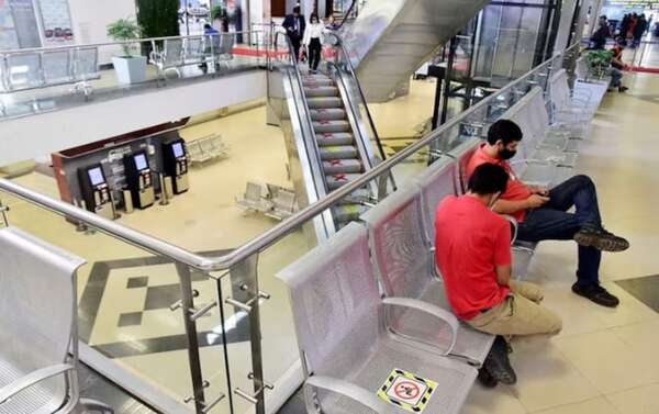 Saltan llamativos requisitos de la Dinac para la compra de sillas y escritorios - Política - ABC Color