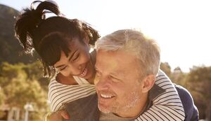 Relaciones entre mujeres jóvenes y hombres mayores: un análisis de motivaciones y dinámicas