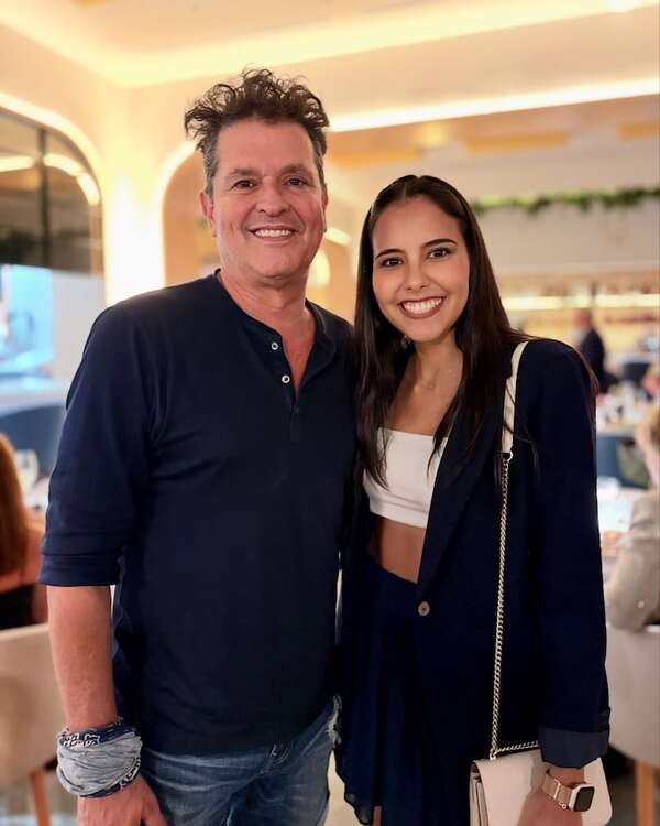 La paraguaya Lili Cantero pintó un balón inspirado en Carlos Vives, quien quedó encantado con la obra de arte - Gente - ABC Color
