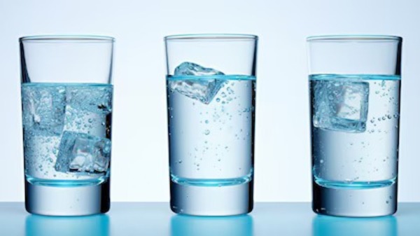 ¿Qué significa la presencia de burbujas en un vaso de agua?
