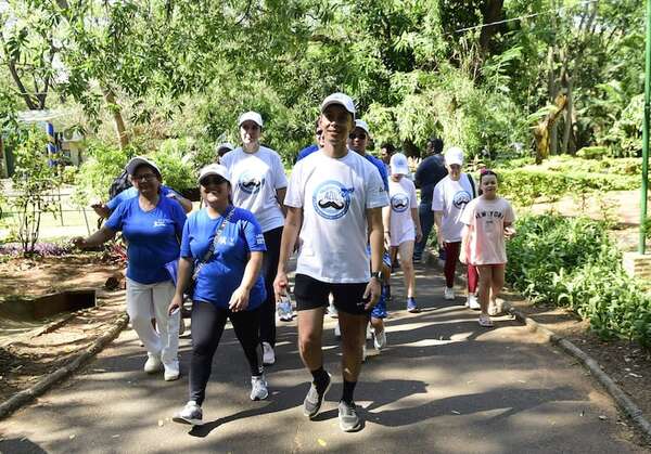 Noviembre Azul: IPS realizó corrida simbólica para concientizar sobre el cáncer de próstata - Nacionales - ABC Color