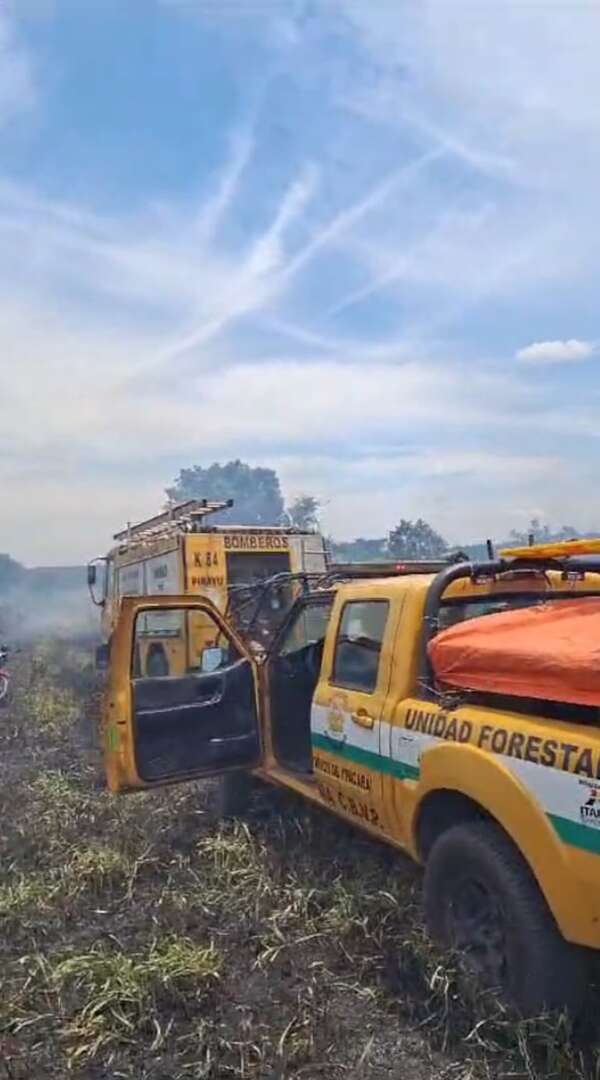 Bomberos combaten incendio de campo en Pirayú - Nacionales - ABC Color