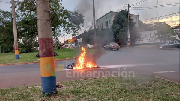 Motociclista cae y su biciclo se incendia en Encarnación
