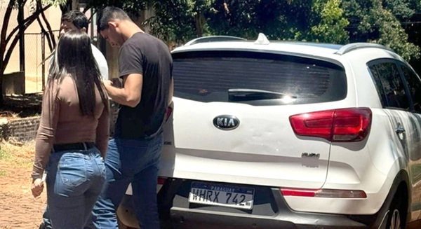 Incidente de Liz Acosta con agentes policiales expone abusos y privilegios - La Clave