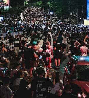 Hinchas de Olimpia tomaron Mcal. López para festejar un nuevo título del Franjeado - Olimpia - ABC Color