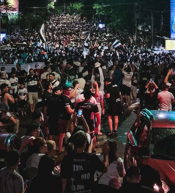 Hinchas de Olimpia tomaron Mcal. López para festejar un nuevo título del Franjeado - Olimpia - ABC Color