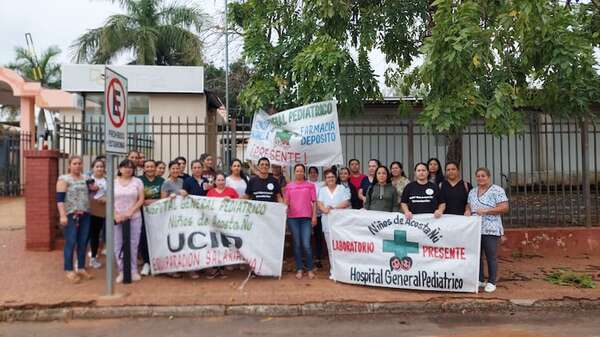 Hospital Acosta Ñu: enfermeros protestan por reajuste salarial que exigen desde hace 10 años - Nacionales - ABC Color