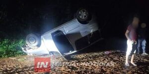 AUTOMÓVIL VOLCÓ EN EL B° SANTO DOMINGO DE ENCARNACIÓN - Itapúa Noticias