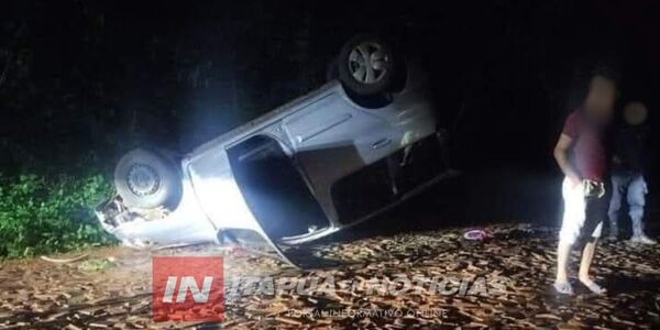 AUTOMÓVIL VOLCÓ EN EL B° SANTO DOMINGO DE ENCARNACIÓN - Itapúa Noticias