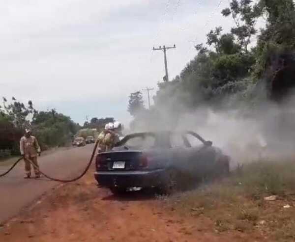 Incendio consume automóvil en Edelira