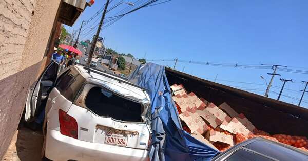 Diario HOY | Maniobra para esquivar un choque acaba en aparatoso vuelco de camión