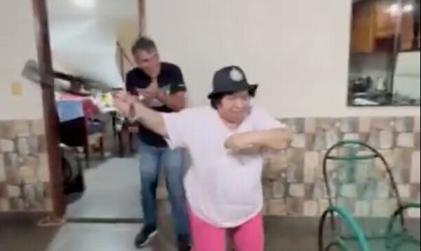 Versus / El baile viral de "Pipino" Cuevas y Ña "Tora" por el título de Olimpia