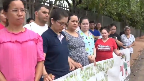Funcionarios del Hospital Acosta Ñu se manifiestan por un salario justo